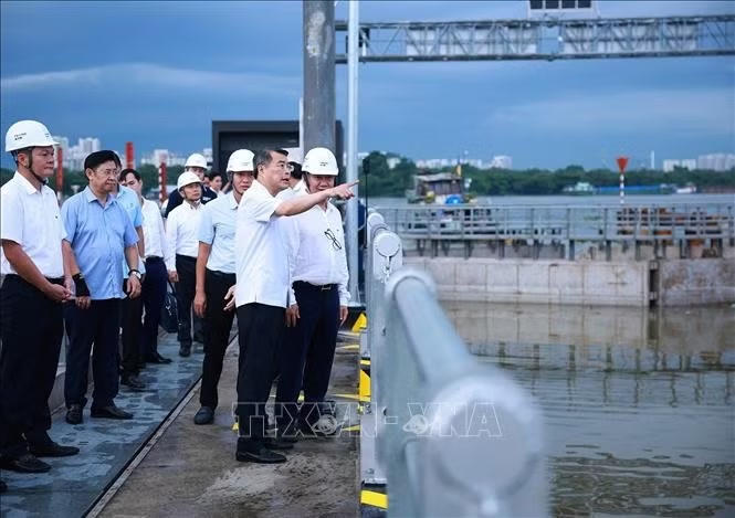 Thủ tướng L&ecirc; Minh Hưng kiểm tra Dự &aacute;n chống ngập do triều cường tại phường X&oacute;m Chiếu, Th&agrave;nh phố Hồ Ch&iacute; Minh. Ảnh: Dương Giang/TTXVN