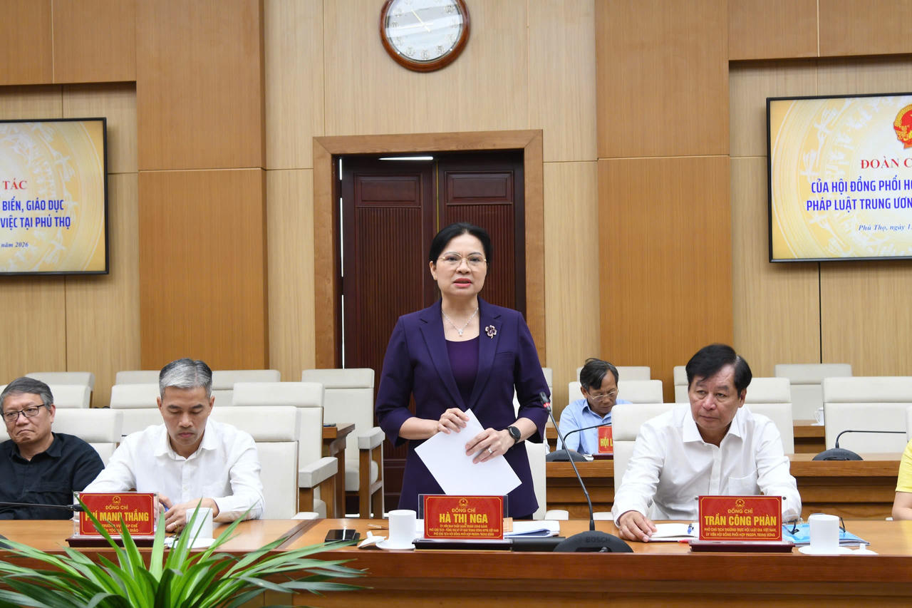 Đồng ch&iacute; H&agrave; Thị Nga, Ph&oacute; Chủ tịch, Tổng Thư k&yacute; Ủy ban Trung ương Mặt trận Tổ quốc Việt Nam, Ph&oacute; Chủ tịch Hội đồng phối hợp phổ biến, gi&aacute;o dục ph&aacute;p luật ph&aacute;t biểu tại buổi l&agrave;m việc. Ảnh: Ngọc Ph&uacute;c