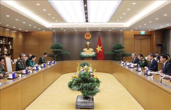 Thủ tướng L&ecirc; Minh Hưng tiếp Đại tướng Tea Seiha, Ph&oacute; Thủ tướng, Bộ trưởng Bộ Quốc ph&ograve;ng Campuchia, s&aacute;ng 13/10. Ảnh: L&acirc;m Kh&aacute;nh/TTXVN