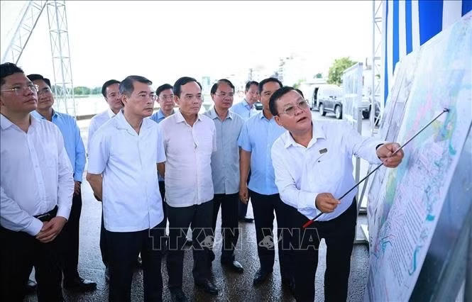 Thủ tướng L&ecirc; Minh Hưng kiểm tra thực địa Dự &aacute;n x&acirc;y dựng hạ tầng v&agrave; cải tạo m&ocirc;i trường k&ecirc;nh Tham Lương - Bến C&aacute;t - Rạch Nước L&ecirc;n, tại phường An Nhơn. Ảnh: Dương Giang/TTXVN