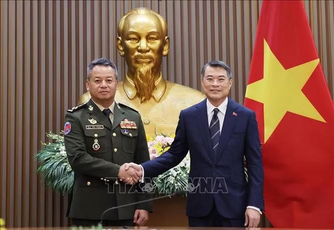 Thủ tướng L&ecirc; Minh Hưng tiếp Đại tướng Tea Seiha, Ph&oacute; Thủ tướng, Bộ trưởng Bộ Quốc ph&ograve;ng Campuchia, s&aacute;ng 13/10. Ảnh: L&acirc;m Kh&aacute;nh/TTXVN