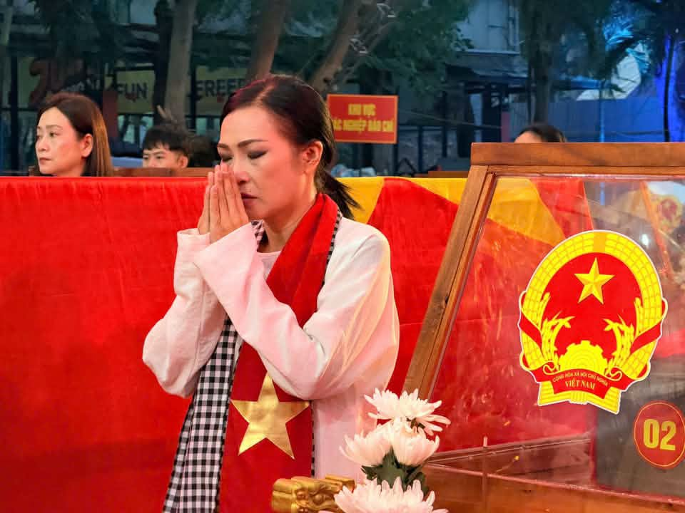 Nghệ sĩ tiễn đưa các Anh hùng liệt sĩ từ công viên Lê Thị Riêng về yên nghỉ tại Nghĩa trang liệt sĩ TP.HCM