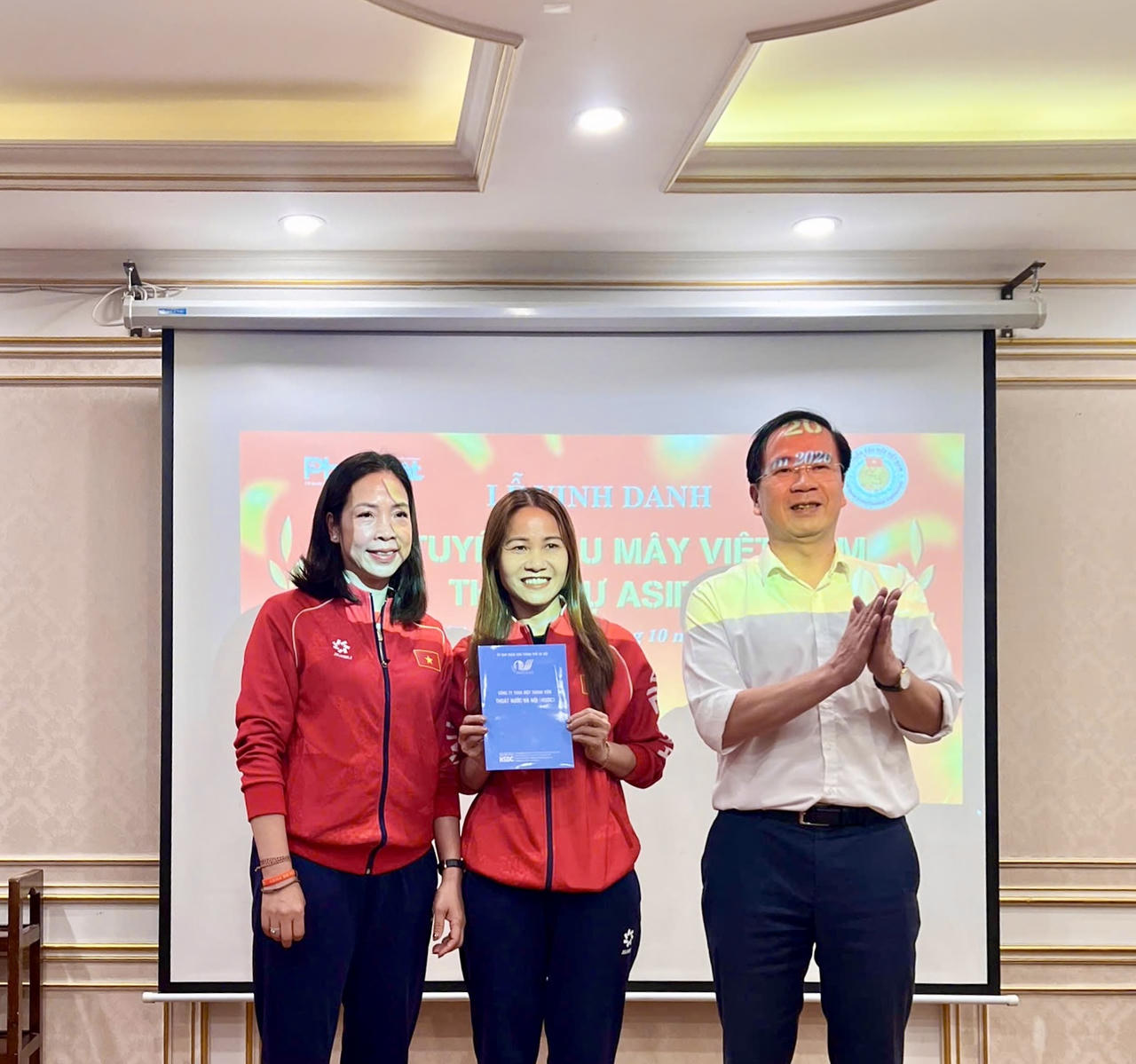 Khoảnh khắc ghi nhận vai tr&ograve; v&agrave; t&acirc;m huyết của c&aacute;c huấn luyện vi&ecirc;n, những người g&oacute;p phần quan trọng l&agrave;m n&ecirc;n th&agrave;nh c&ocirc;ng của Đội tuyển Cầu m&acirc;y Việt Nam tr&ecirc;n đấu trường quốc tế.
