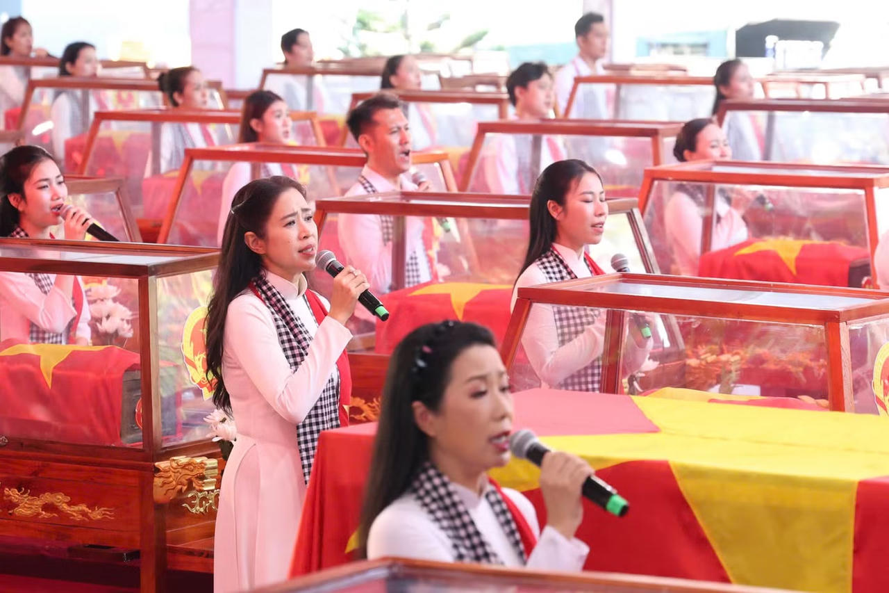 Nghệ sĩ tiễn đưa các Anh hùng liệt sĩ từ công viên Lê Thị Riêng về yên nghỉ tại Nghĩa trang liệt sĩ TP.HCM