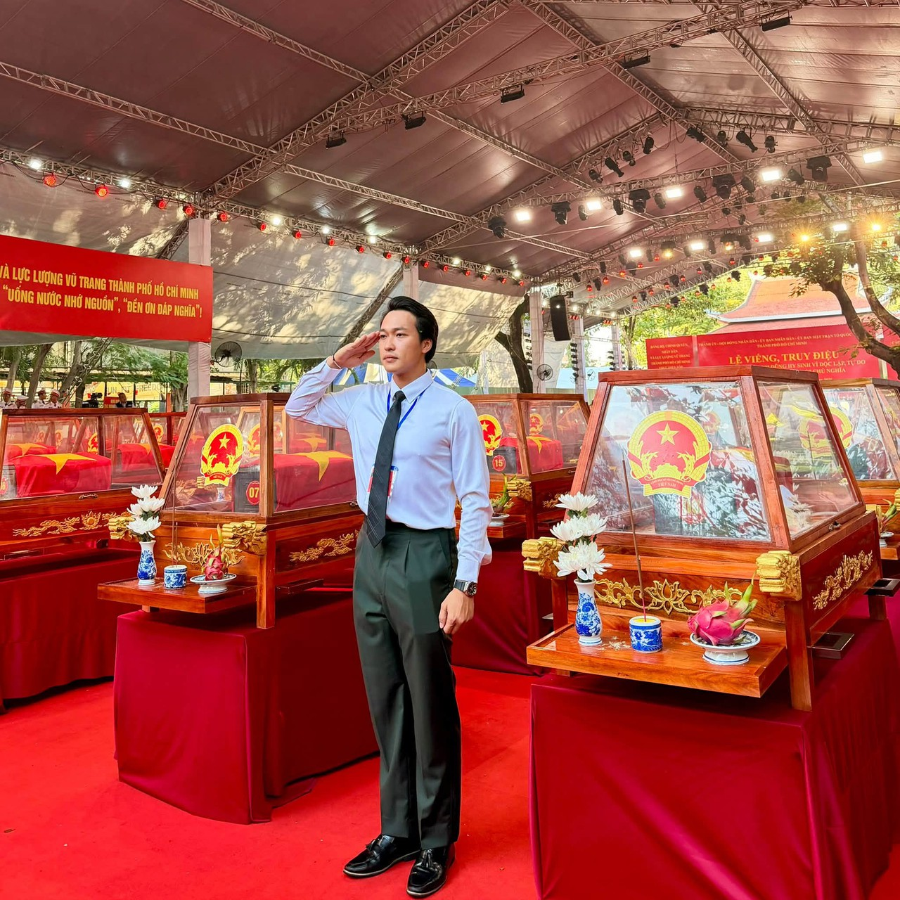 Diễn vi&ecirc;n L&acirc;m Thanh Nh&atilde; đến thắp hương cho c&aacute;c thi h&agrave;i liệt sĩ tại c&ocirc;ng vi&ecirc;n L&ecirc; Thị Ri&ecirc;ng  (Ảnh: K&ecirc;nh 14)