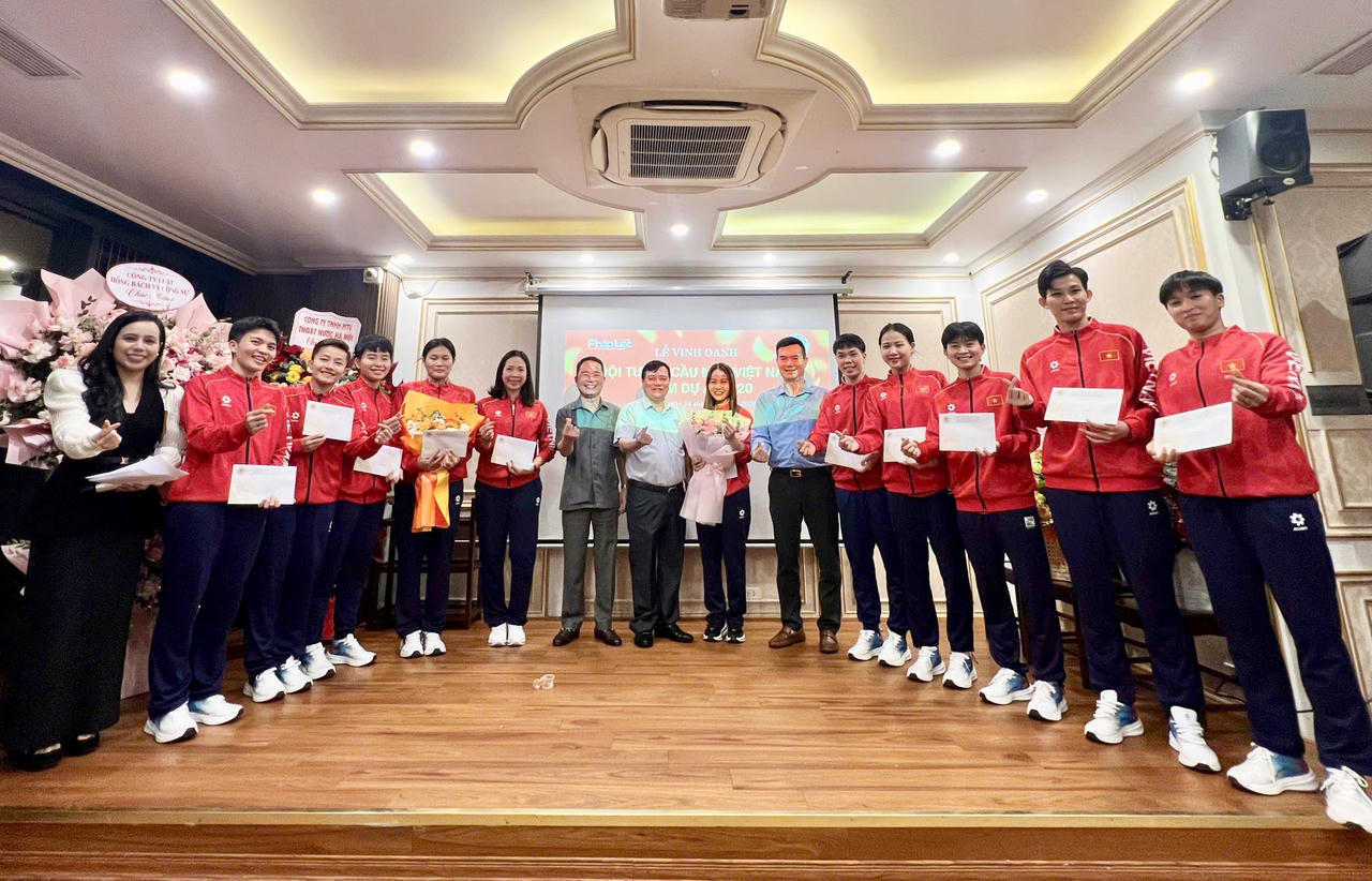 Đại diện Ban Tổ chức trao qu&agrave; ch&uacute;c mừng c&aacute;c vận động vi&ecirc;n gi&agrave;nh Huy chương V&agrave;ng, ghi nhận những nỗ lực, th&agrave;nh t&iacute;ch xuất sắc v&agrave; tinh thần thi đấu v&igrave; m&agrave;u cờ sắc &aacute;o Tổ quốc.