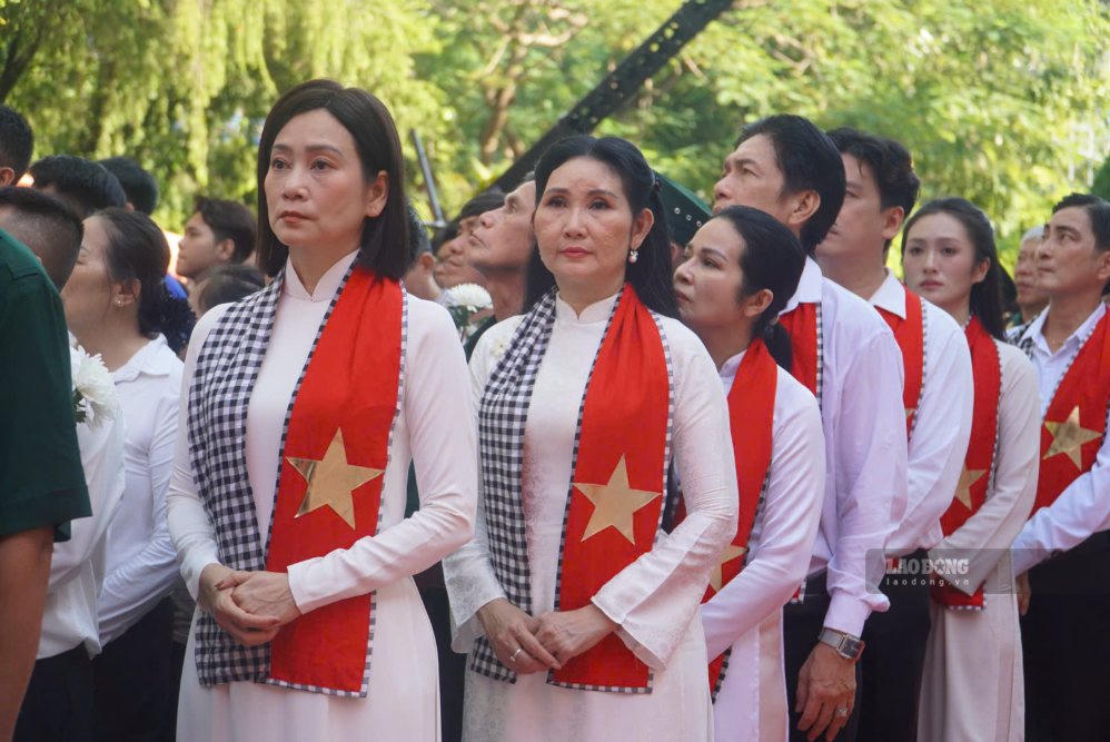 C&aacute;c nghệ sĩ diện &aacute;o d&agrave;i trắng x&uacute;c động đến tiễn đưa c&aacute;c Anh h&ugrave;ng, liệt sĩ. (Ảnh: Lao động)