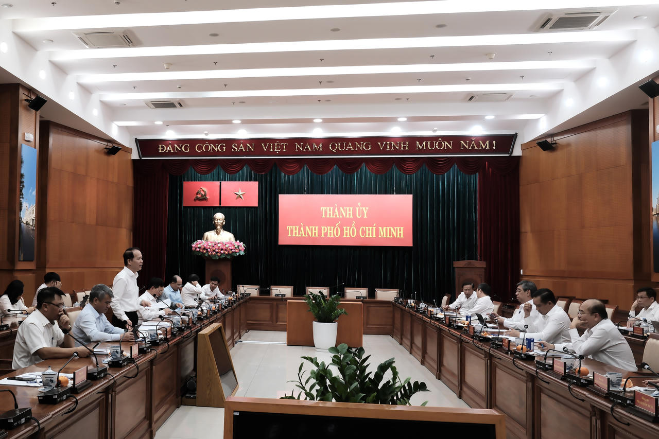 Đo&agrave;n c&ocirc;ng t&aacute;c Bộ Tư ph&aacute;p tại buổi l&agrave;m việc chiều 14/10 với Ban Thường vụ Th&agrave;nh ủy TP HCM. Ảnh: TU