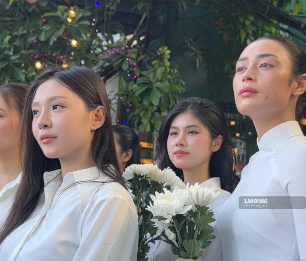 Nghệ sĩ tiễn đưa các Anh hùng liệt sĩ từ công viên Lê Thị Riêng về yên nghỉ tại Nghĩa trang liệt sĩ TP.HCM