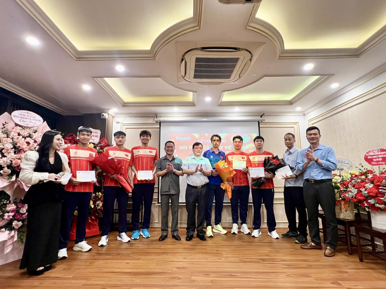 Ban Tổ chức tặng hoa v&agrave; qu&agrave; tri &acirc;n c&aacute;c vận động vi&ecirc;n gi&agrave;nh Huy chương Đồng, t&ocirc;n vinh những nỗ lực bền bỉ v&agrave; dấu ấn đ&aacute;ng tự h&agrave;o tr&ecirc;n đấu trường ch&acirc;u &Aacute;.