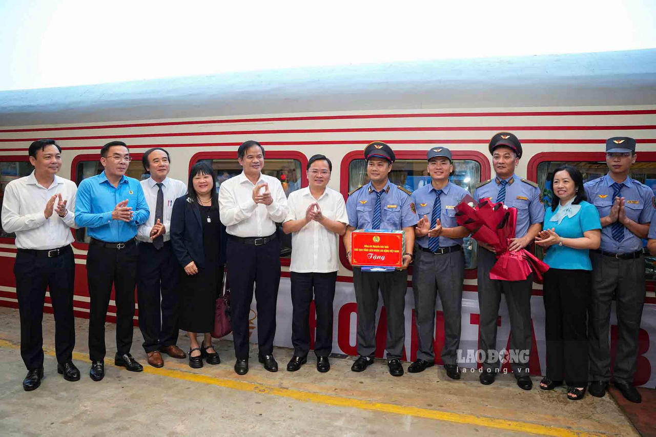 &Ocirc;ng Nguyễn Anh Tuấn - Ủy vi&ecirc;n Trung ương Đảng, Chủ tịch Tổng Li&ecirc;n đo&agrave;n Lao động Việt Nam (thứ 6 từ phải qua) v&agrave; b&agrave; Th&aacute;i Thu Xương - Ph&oacute; Chủ tịch Tổng Li&ecirc;n đo&agrave;n Lao động Việt Nam (thứ 2 từ phải qua) tặng qu&agrave; động vi&ecirc;n cho tổ t&agrave;u đưa c&aacute;c y, b&aacute;c sĩ đến c&aacute;c bệnh viện cơ sở Ninh B&igrave;nh. Ảnh: Hữu Ch&aacute;nh