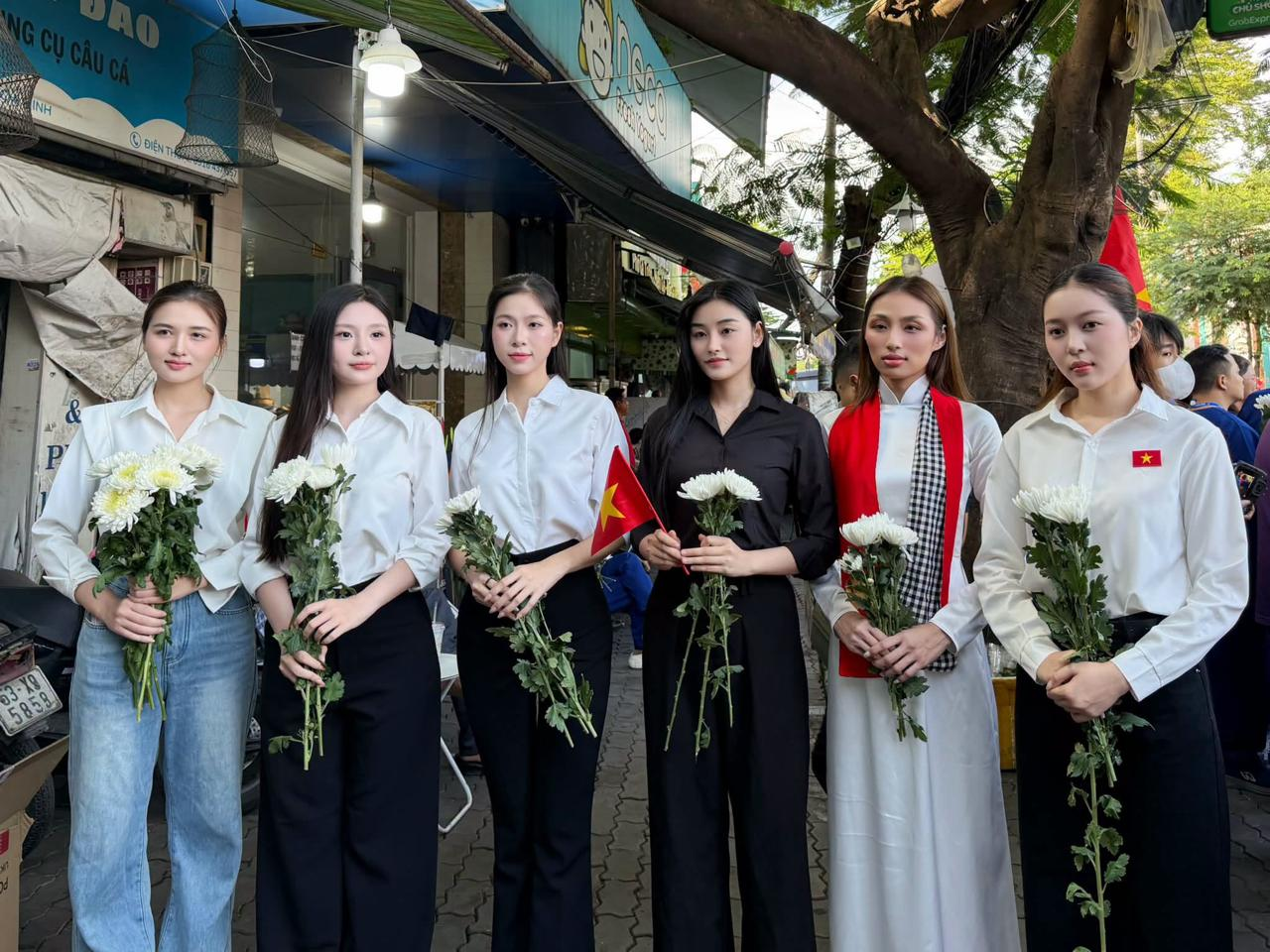 Thu Ng&acirc;n, Kh&aacute;nh Như, Yến Nhi, Bảo Ngọc, Kiều Duy cầm hoa trắng xuống tường tiễn đưa c&aacute;c anh h&ugrave;ng, liệt sĩ (Ảnh: K&ecirc;nh 14)