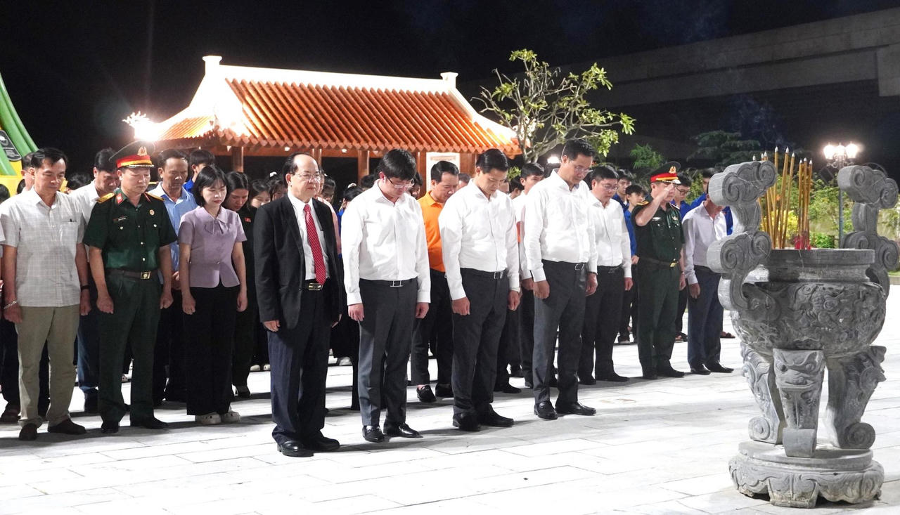 C&aacute;c đại biểu d&acirc;ng hương tại Di t&iacute;ch Bến ph&agrave; II Long Đại. (Ảnh: Tiến Nhất)
