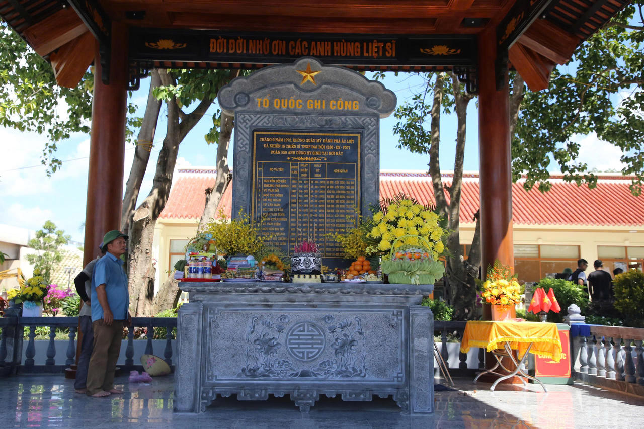 Bia ghi danh 16 thanh ni&ecirc;n xung phong hy sinh tại Bến ph&agrave; II Long Đại trong th&aacute;ng 9/1972, được đặt trang trọng tại khu di t&iacute;ch để tưởng nhớ v&agrave; tri &acirc;n c&aacute;c anh h&ugrave;ng liệt sĩ. (Ảnh: M.P)