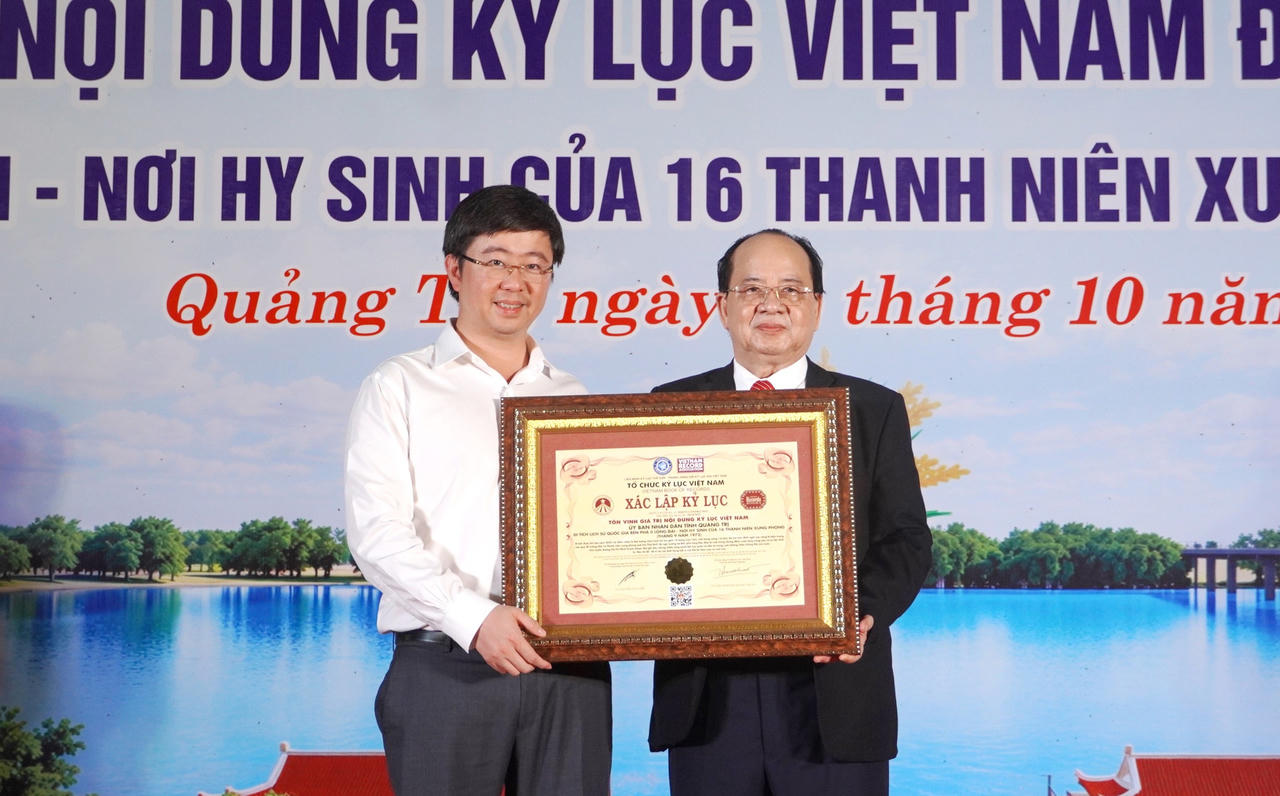 &Ocirc;ng B&ugrave;i Ho&agrave;ng Phương, Chủ tịch UBND tỉnh Quảng Trị đ&oacute;n nhận Bằng t&ocirc;n vinh gi&aacute; trị n&ocirc;̣i dung kỷ lục Việt Nam. (Ảnh: Tiến Nhất)