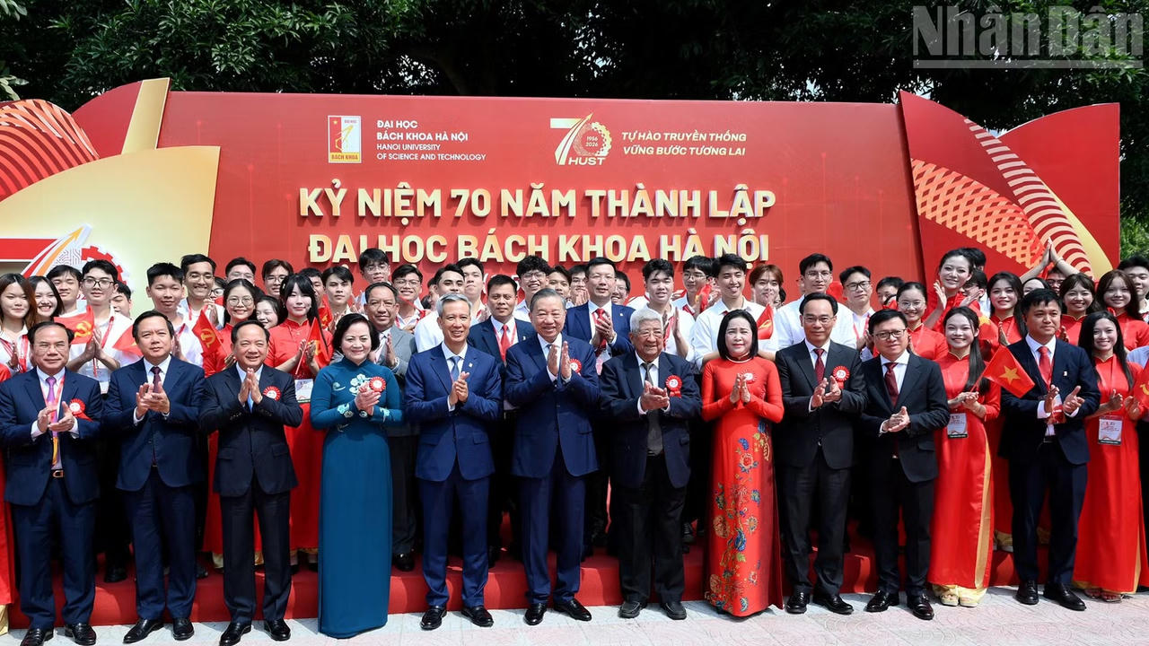 Tổng B&iacute; thư, Chủ tịch nước T&ocirc; L&acirc;m v&agrave; c&aacute;c đại biểu dự Lễ kỷ niệm 70 năm th&agrave;nh lập Đại học B&aacute;ch khoa H&agrave; Nội v&agrave; đ&oacute;n nhận Hu&acirc;n chương Lao động hạng Nhất. Ảnh: nhandan.vn