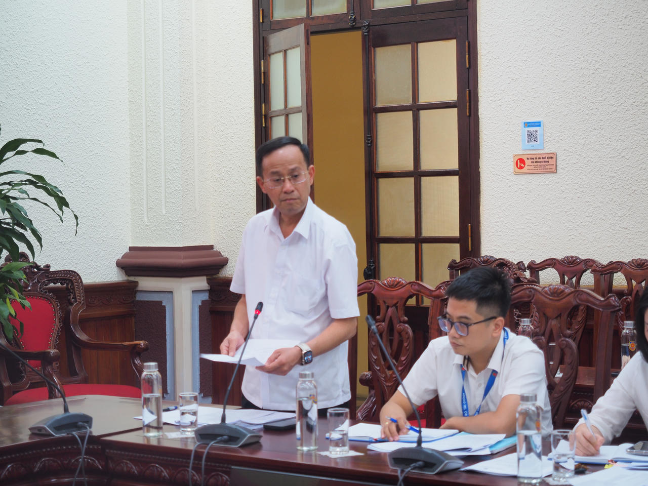 Đại diện Bộ T&agrave;i ch&iacute;nh b&aacute;o c&aacute;o tại cuộc họp.
