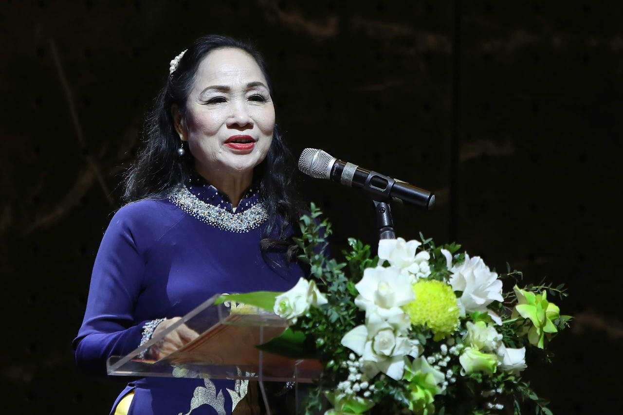NSND Trịnh Th&uacute;y M&ugrave;i, Ph&oacute; Chủ tịch Li&ecirc;n hiệp c&aacute;c Hội Văn học nghệ thuật Việt Nam, Chủ tịch Hội Nghệ sĩ S&acirc;n khấu Việt Nam ph&aacute;t biểu khai mạc Li&ecirc;n hoan. Ảnh: BTC