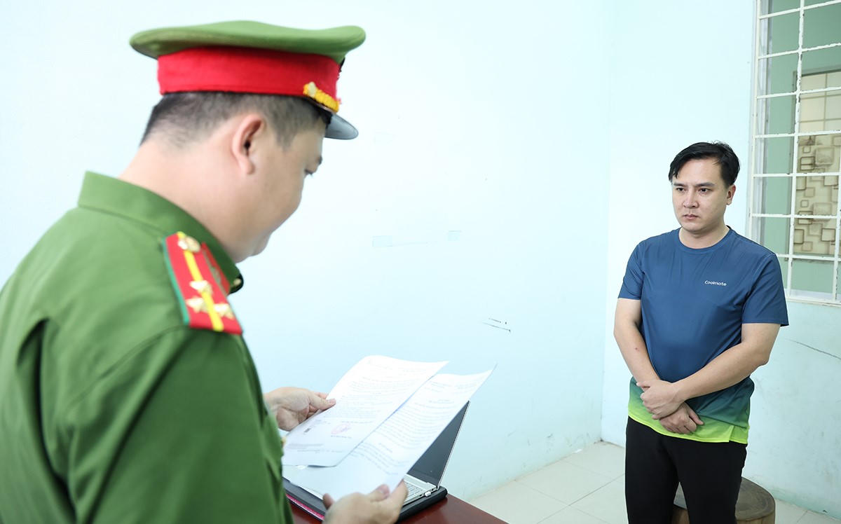 Cơ quan Cảnh s&aacute;t điều tra tống đạt Quyết định khởi tố v&agrave; Lệnh tạm giam đối với bị can Lương Ph&uacute; Quới. Ảnh: Tiến Tầm