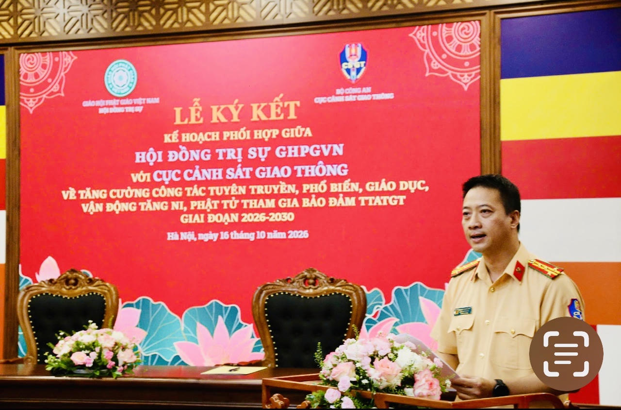Đại t&aacute; Phạm Quang Huy, Ph&oacute; Cục trưởng Cục Cảnh s&aacute;t giao th&ocirc;ng (Bộ C&ocirc;ng an) ph&aacute;t biểu tại Hội nghị (Ảnh: T.Dương).