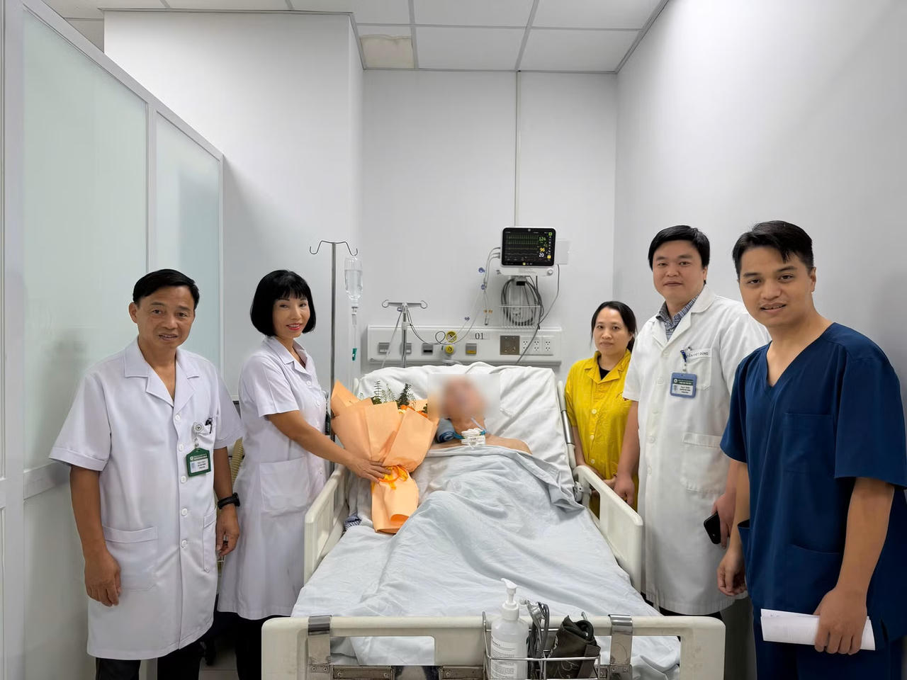 BS Đỗ Thị Lệ Thu&yacute;, Ph&oacute; Gi&aacute;m đốc Bệnh viện 19-8 c&ugrave;ng l&atilde;nh đạo Khoa Điều trị t&iacute;ch cực - Chống độc v&agrave; Nội Ti&ecirc;u ho&aacute; tặng hoa ch&uacute;c mừng bệnh nh&acirc;n.(Ảnh: Bệnh viện 19-8)