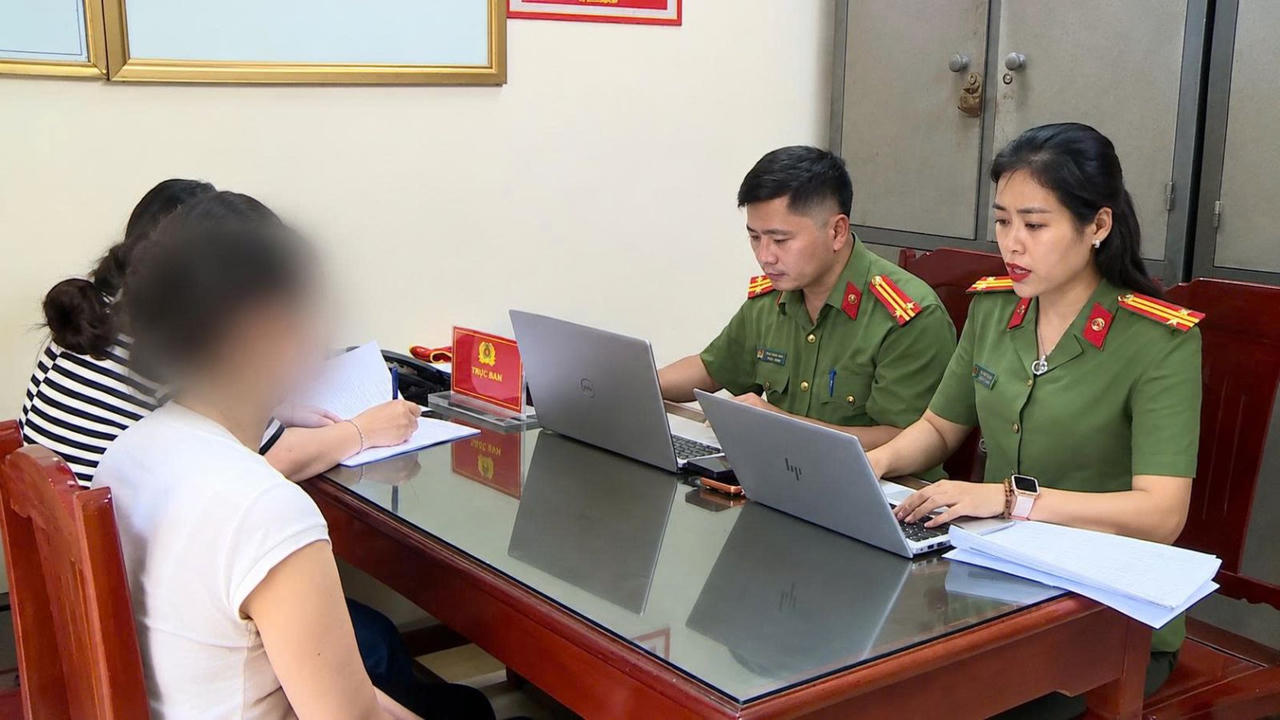 Cơ quan An ninh điều tra C&ocirc;ng an tỉnh Thanh H&oacute;a l&agrave;m việc với c&aacute;c đối tượng li&ecirc;n quan đường d&acirc;y trốn thuế (Ảnh: CACC).