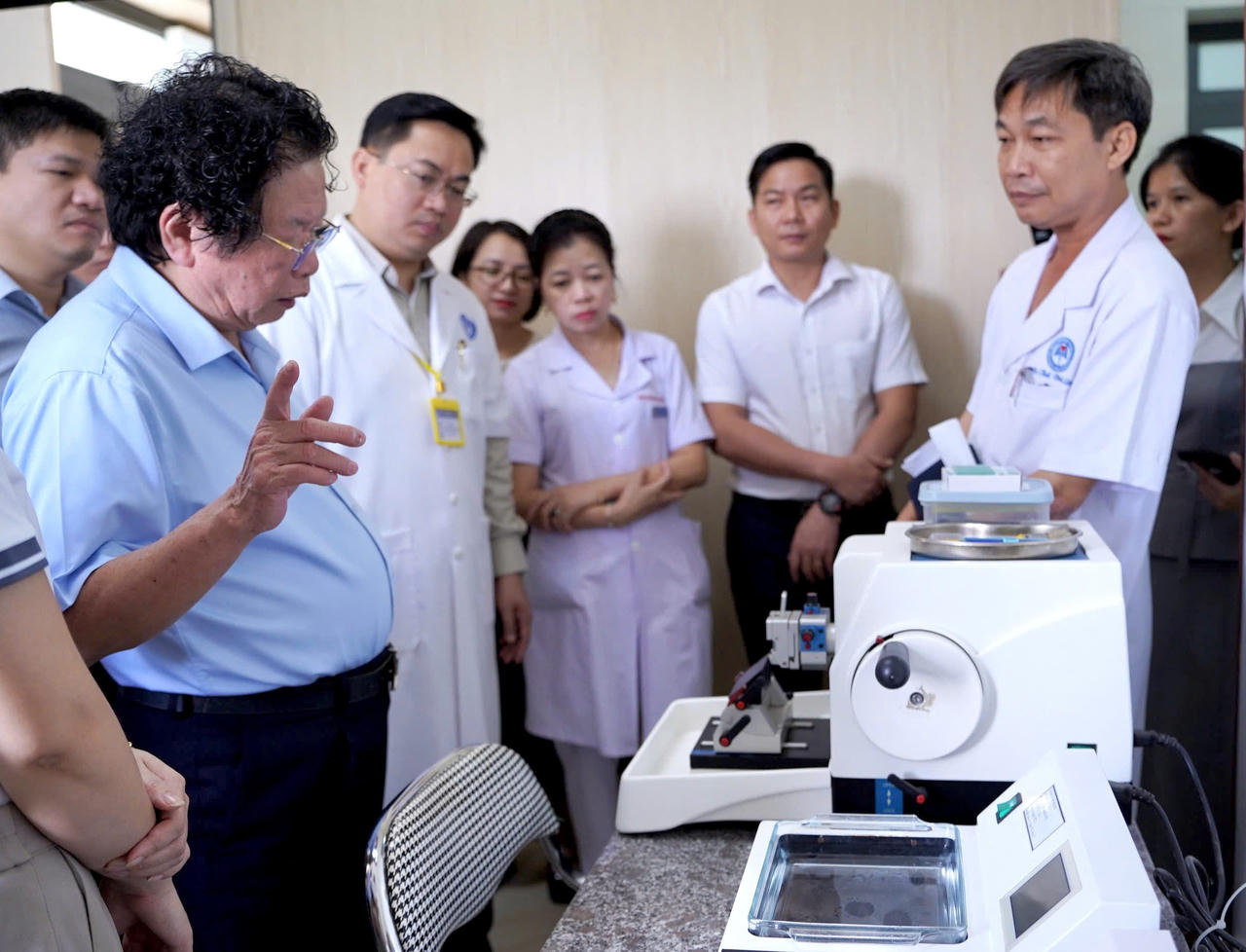 C&aacute;n bộ Bệnh viện Phổi Nghệ An được củng cố kiến thức, kỹ năng thực h&agrave;nh, từng bước ho&agrave;n thiện năng lực chẩn đo&aacute;n v&agrave; hỗ trợ điều trị c&aacute;c bệnh l&yacute; phổi, đặc biệt trong lĩnh vực ngoại lồng ngực (ảnh N To&agrave;n)
