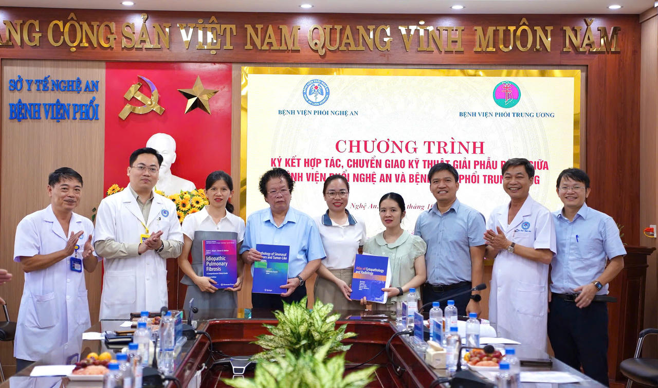 Ba nh&oacute;m kỹ thuật được chuyển giao trong lễ k&yacute; kết (ảnh N. To&agrave;n)