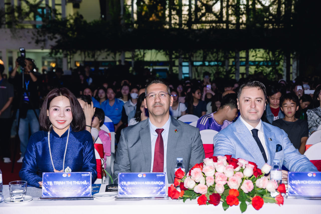TS Trịnh Thị Thu H&agrave;, Hiệu trưởng Trường Cao đẳng Thương mại v&agrave; Du lịch H&agrave; Nội c&ugrave;ng c&aacute;c Đại sứ tham dự chương tr&igrave;nh (Ảnh: Phương Nam).