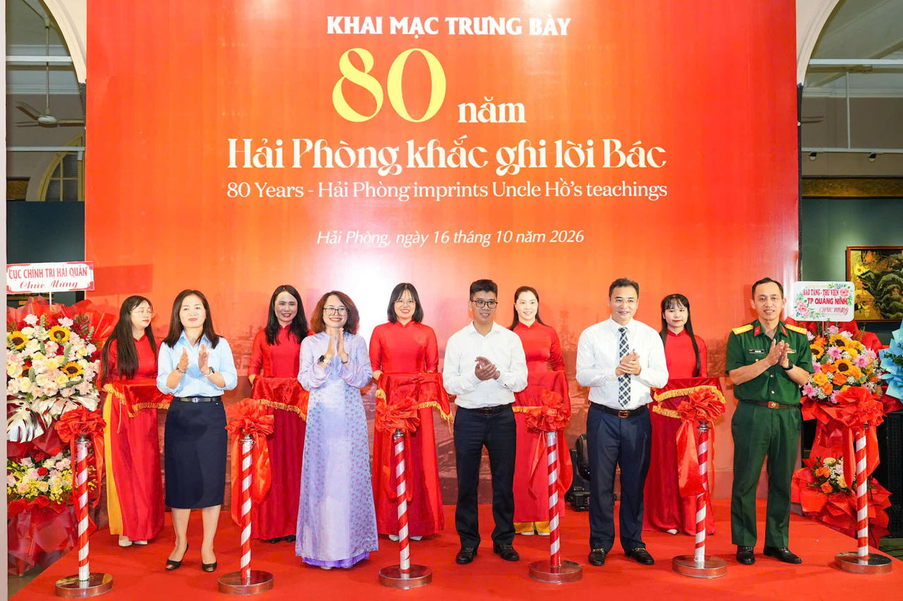 C&aacute;c đại biểu cắt băng khai mạc trưng b&agrave;y chuy&ecirc;n đề &ldquo;80 năm - Hải Ph&ograve;ng khắc ghi lời B&aacute;c&rdquo; tại Bảo t&agrave;ng Hải Ph&ograve;ng. (Ảnh: Đ&ocirc;ng Bắc)