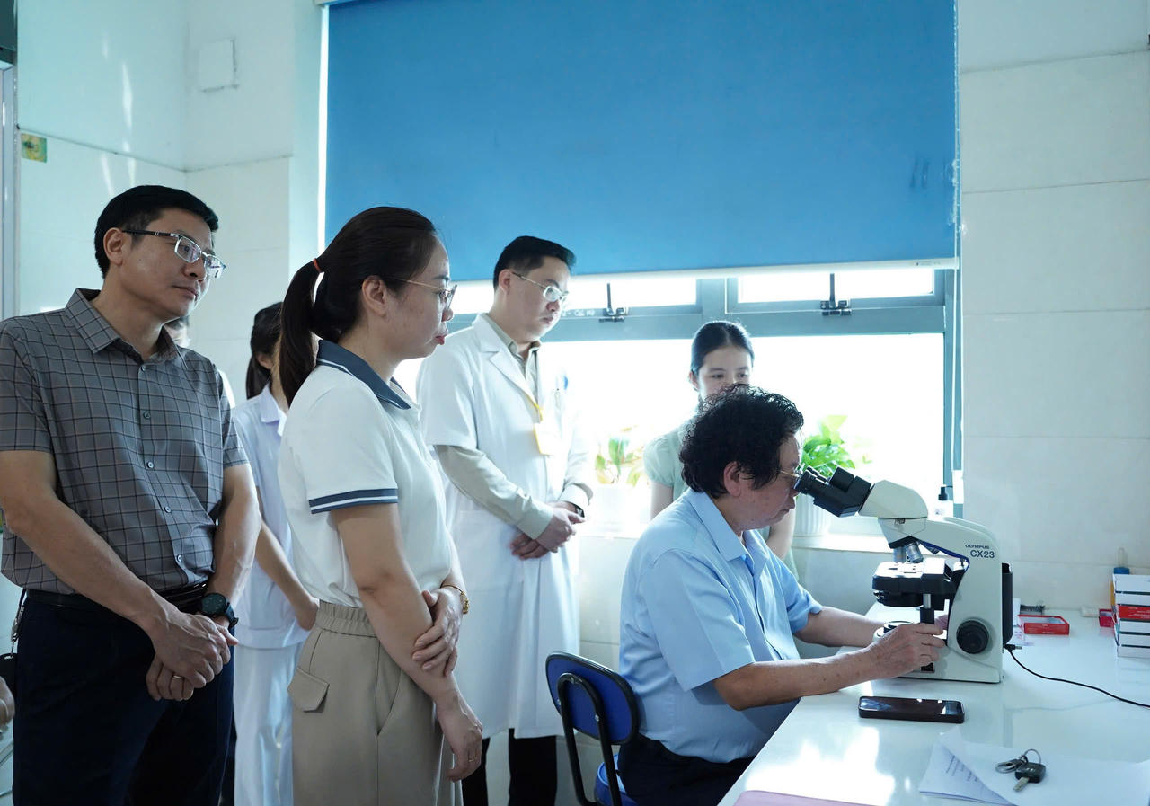 Đo&agrave;n c&ocirc;ng t&aacute;c chuyển giao những kỹ thuật chuy&ecirc;n s&acirc;u trong giải phẫu bệnh (ảnh N. To&agrave;n)