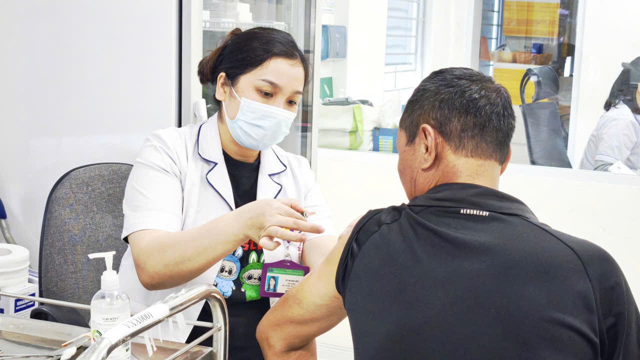 Ti&ecirc;m vaccine l&agrave; một biện ph&aacute;p quan trọng gi&uacute;p chủ động ph&ograve;ng bệnh n&atilde;o m&ocirc; cầu. Ảnh: Thanh Thanh