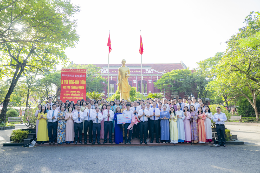 L&atilde;nh đạo th&agrave;nh phố, l&atilde;nh đạo sở Gi&aacute;o dục, Ban Gi&aacute;m hiệu Trường THPT chuy&ecirc;n Quốc Học &ndash; Huế c&ugrave;ng c&aacute;c thầy c&ocirc; gi&aacute;o, phụ huynh v&agrave; học sinh nh&agrave; trường ch&uacute;c mừng em Tăng Hạo Nhi&ecirc;n. (Ảnh: UBND TP Huế)