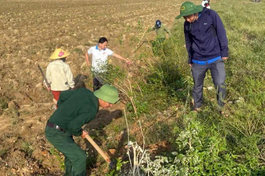 C&aacute;n bộ x&atilde;, lực lượng qu&acirc;n sự x&atilde; Xu&acirc;n L&acirc;m tham gia bắt chuột bảo vệ c&acirc;y trồng (Ảnh: Dương To&agrave;n)
