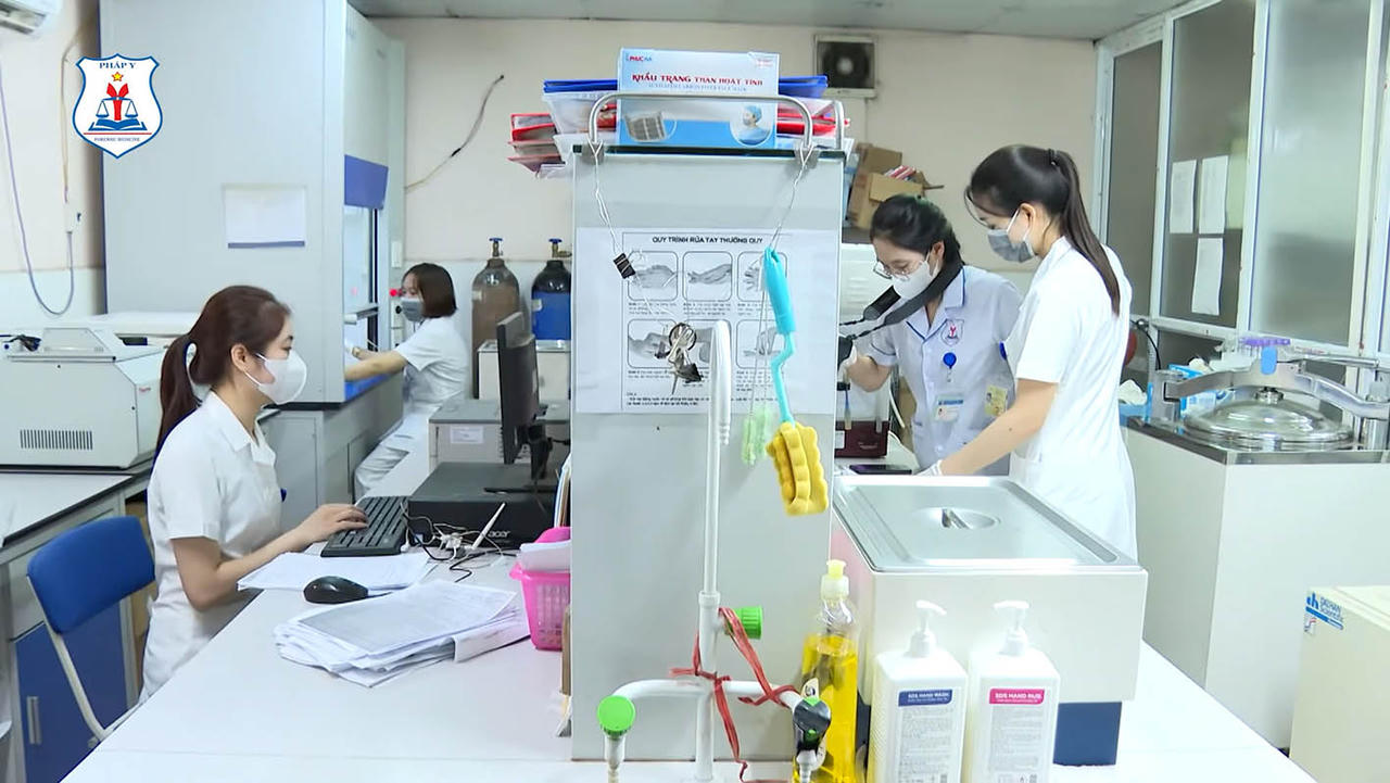 Niềm tự h&agrave;o của c&aacute;c &ldquo;b&oacute;ng hồng&rdquo; ph&aacute;p y l&agrave; được l&agrave;m việc c&oacute; &iacute;ch cho x&atilde; hội, g&oacute;p phần vinh danh c&ocirc;ng l&yacute;, ph&aacute;p luật.