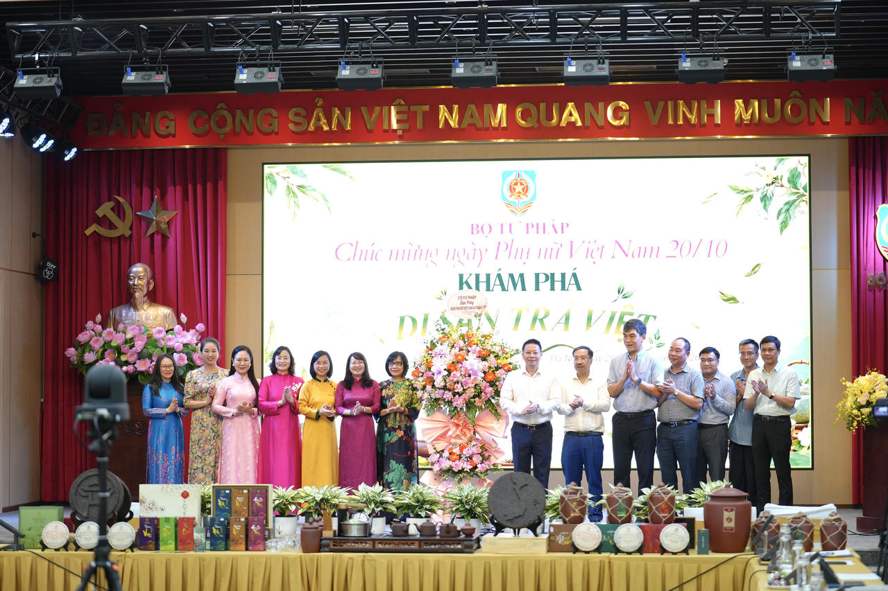 Thứ trưởng tặng hoa ch&uacute;c mừng ng&agrave;y Ng&agrave;y Phụ nữ Việt Nam 20/10.
