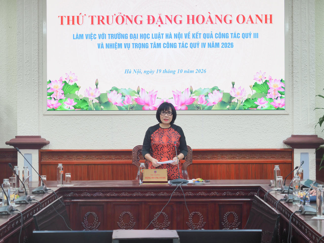 Thứ trưởng Đặng Ho&agrave;ng Oanh ph&aacute;t biểu tại buổi l&agrave;m việc.