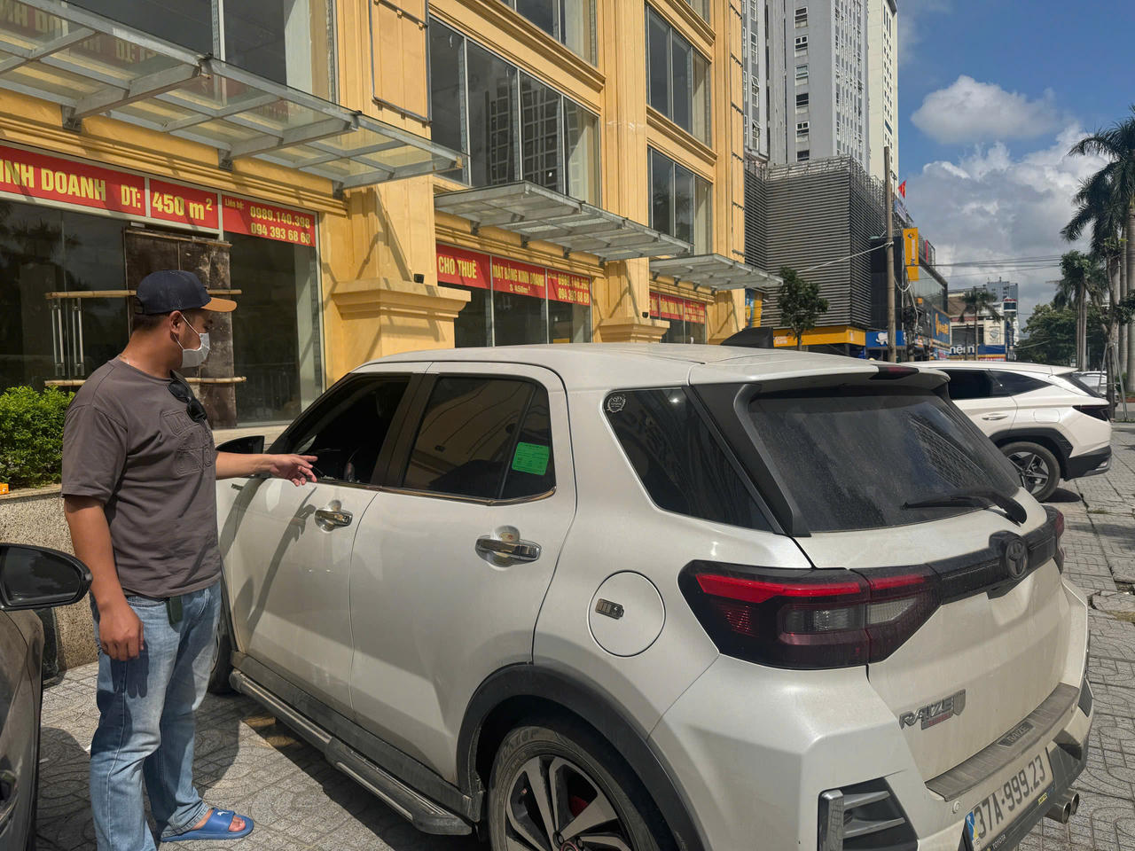 Hiện trường &ocirc; t&ocirc; bị đập vỡ k&iacute;nh (Ảnh: H. Việt)