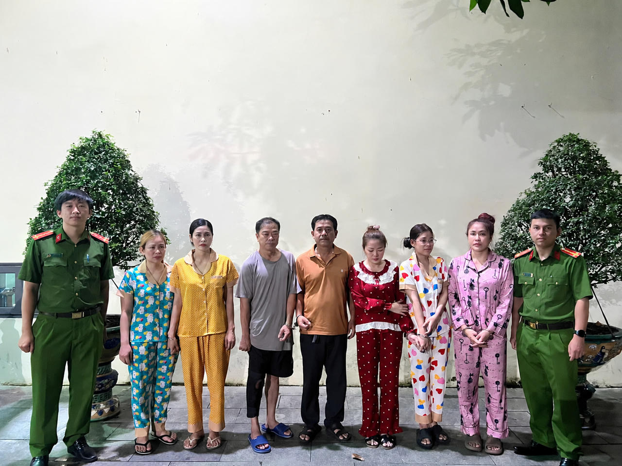 7 bị can bị khởi tố về c&aacute;c tội &ldquo;M&ocirc;i giới mại d&acirc;m&rdquo; v&agrave; &ldquo;Đ&aacute;nh bạc&rdquo;. Ảnh: C&ocirc;ng an cung cấp