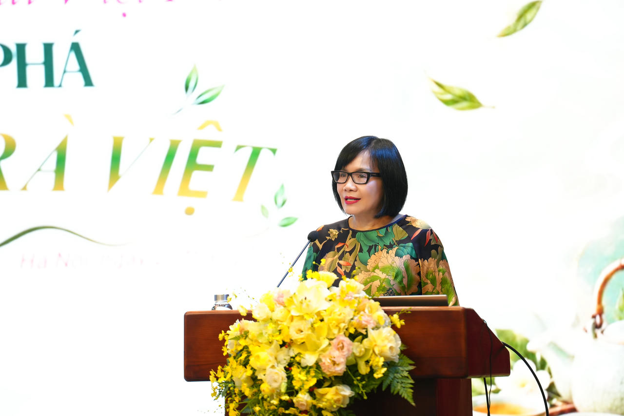 Thay mặt to&agrave;n thể nữ c&aacute;n bộ, c&ocirc;ng chức, vi&ecirc;n chức v&agrave; người lao động của Bộ, Thứ trưởng Đặng Ho&agrave;ng Oanh ph&aacute;t biểu đ&aacute;p từ.