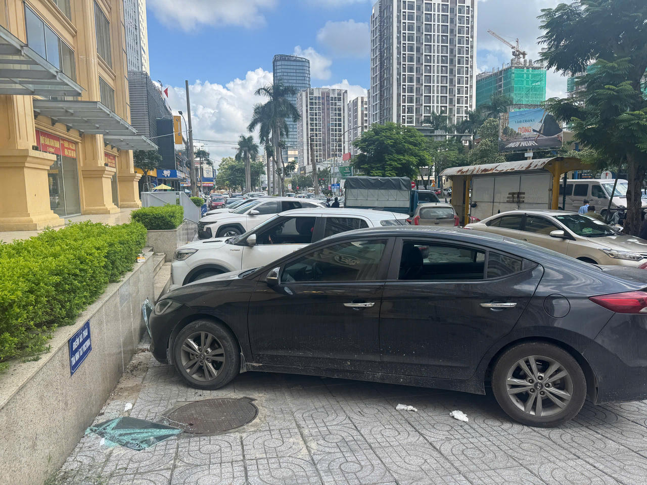 Nh&oacute;m đối tượng  g&acirc;y ra vụ việc đập cửa k&iacute;nh xe tương tự tại x&atilde; Diễn Ch&acirc;u rồi v&agrave;o th&agrave;nh phố Vinh cũ (ảnh N. To&agrave;n)