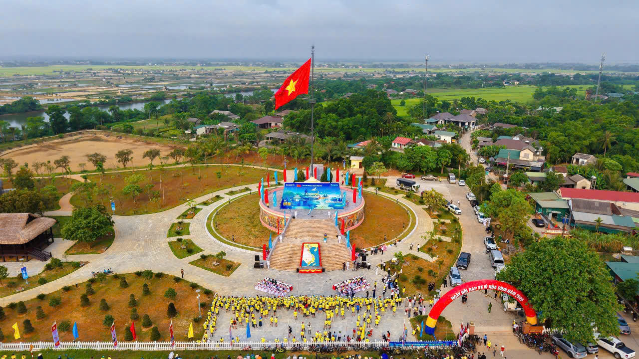 Du kh&aacute;ch thăm cột cờ Bến Hải. (Ảnh: Minh Phương)
