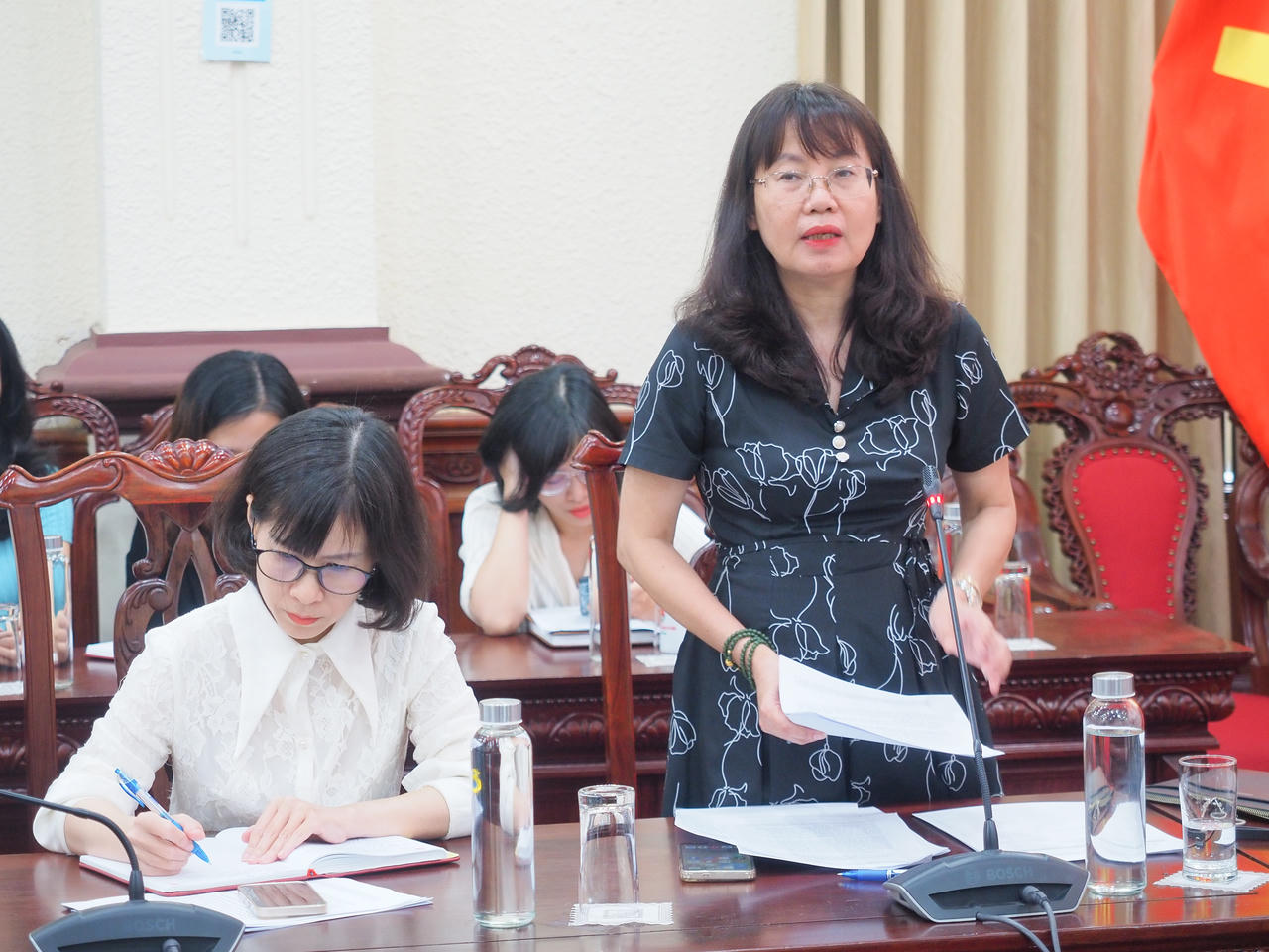 Vụ trưởng Vụ Tổ chức c&aacute;n bộ Phan Thị Hồng H&agrave; b&aacute;o c&aacute;o tại buổi l&agrave;m việc.