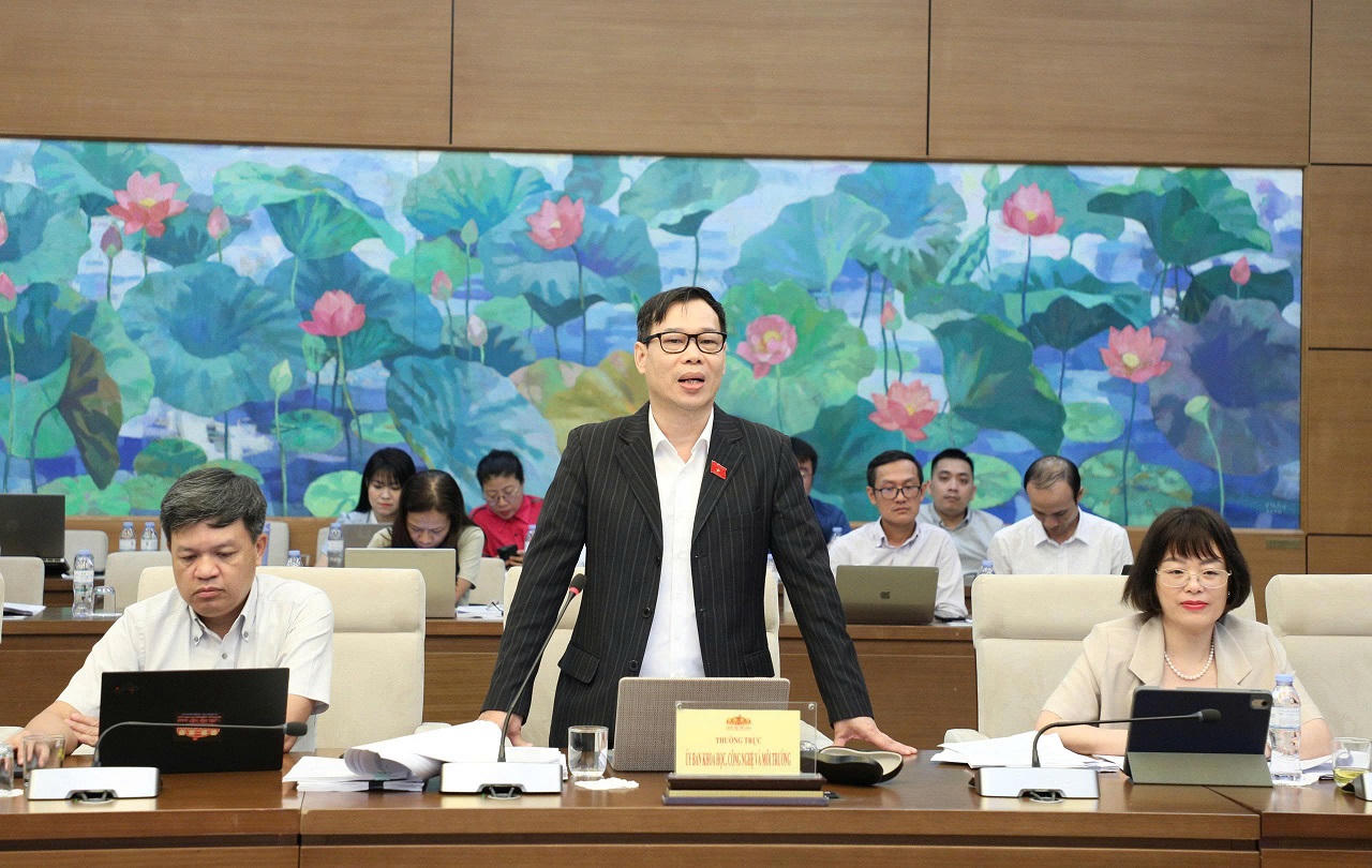 Ph&oacute; Chủ nhiệm Ủy ban Khoa học, C&ocirc;ng nghệ v&agrave; M&ocirc;i trường Đỗ Đức Hồng H&agrave; n&ecirc;u một số vấn đề li&ecirc;n quan đến bảo vệ người ti&ecirc;u d&ugrave;ng dịch vụ c&ocirc;ng &iacute;ch như điện, nước, xăng dầu, kh&iacute; đốt. (Ảnh: MST)