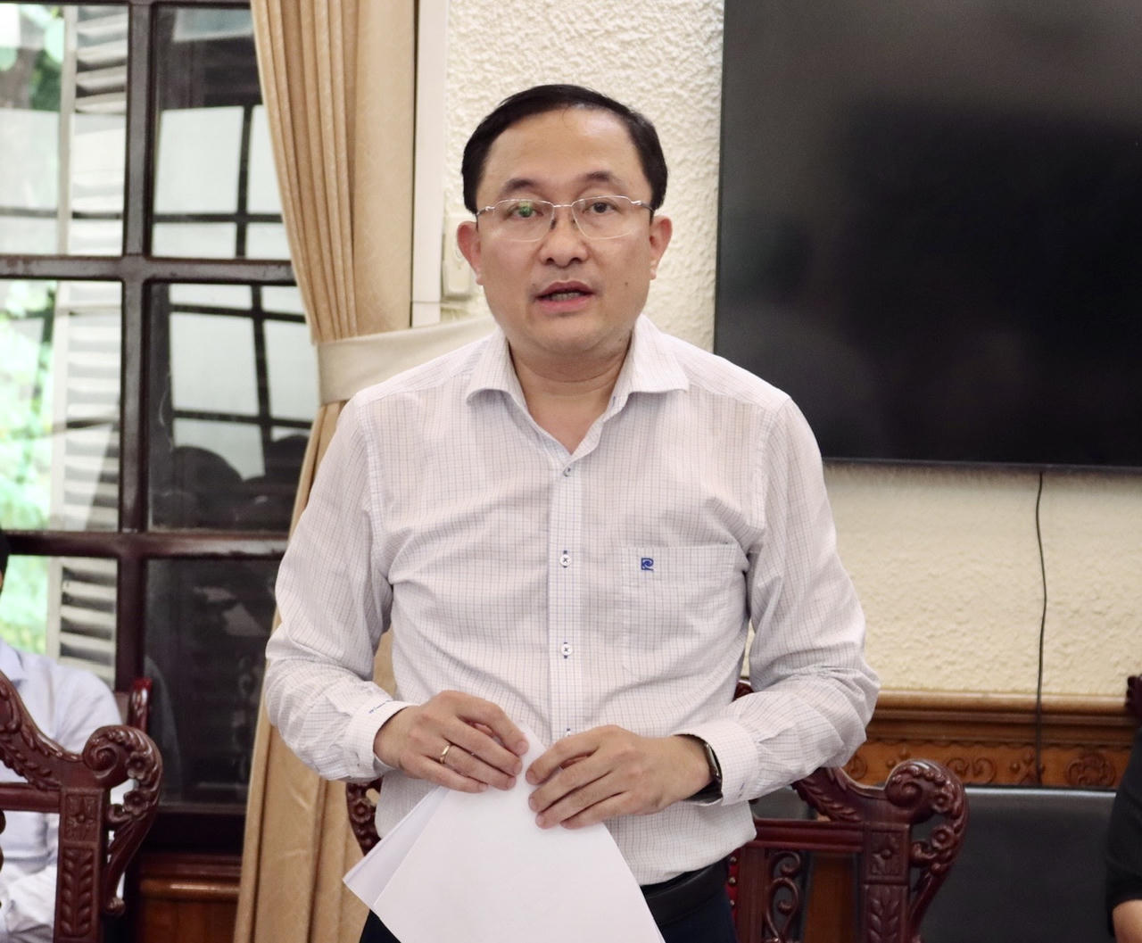 Ph&oacute; Cục trưởng Cục Phổ biến, gi&aacute;o dục ph&aacute;p luật v&agrave; Trợ gi&uacute;p ph&aacute;p l&yacute; Phan Hồng Nguy&ecirc;n b&aacute;o c&aacute;o tại cuộc họp.