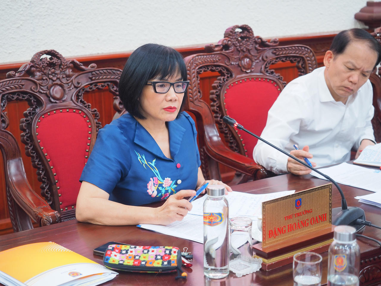 Thứ trưởng Đặng Ho&agrave;ng Oanh ph&aacute;t biểu tại buổi l&agrave;m việc.