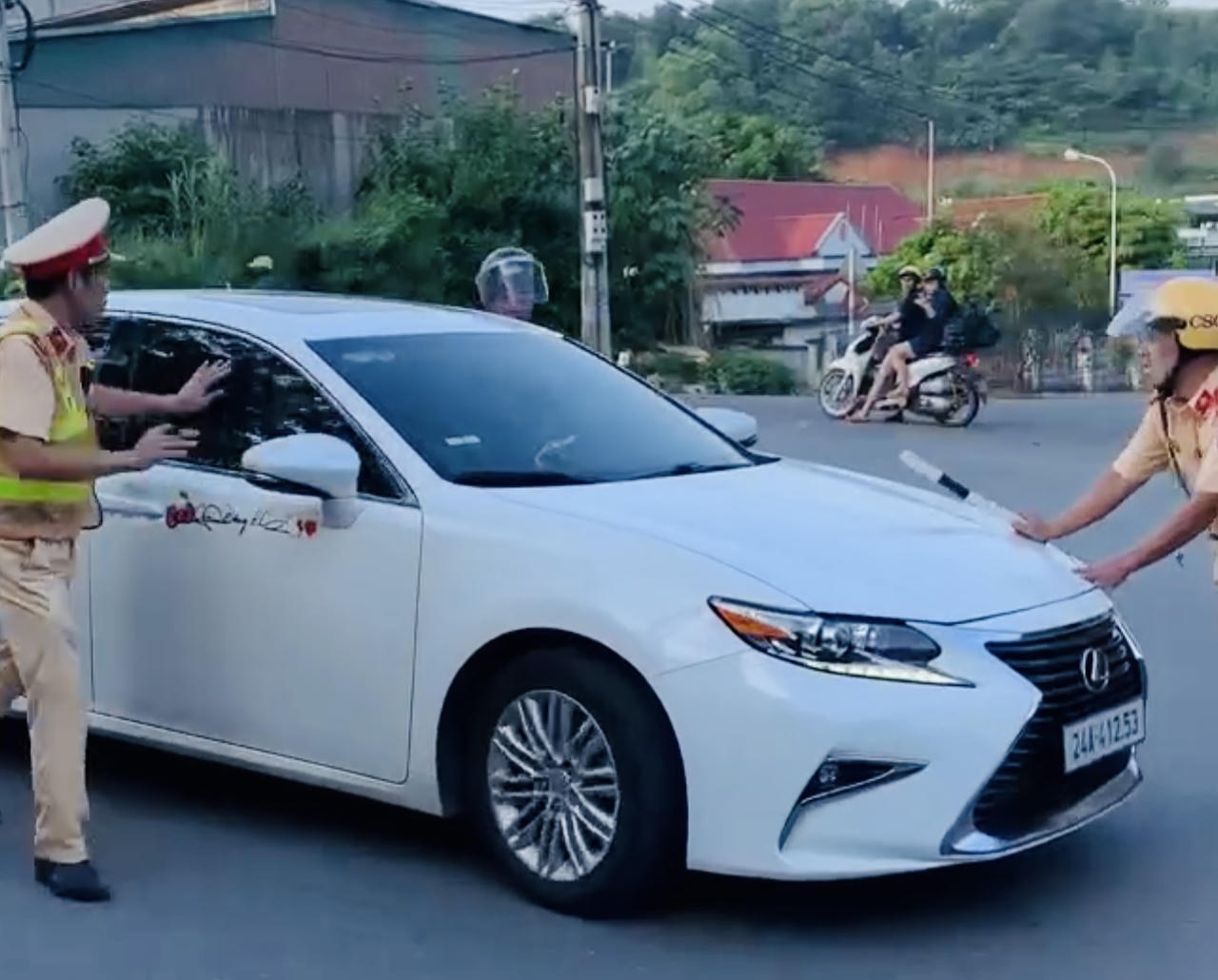 Xe &ocirc; t&ocirc; Lexus mang biển kiểm so&aacute;t 24A-412.53 do chị L&ecirc; Kim Anh điều khiển. (Ảnh: Nguyễn Hải)