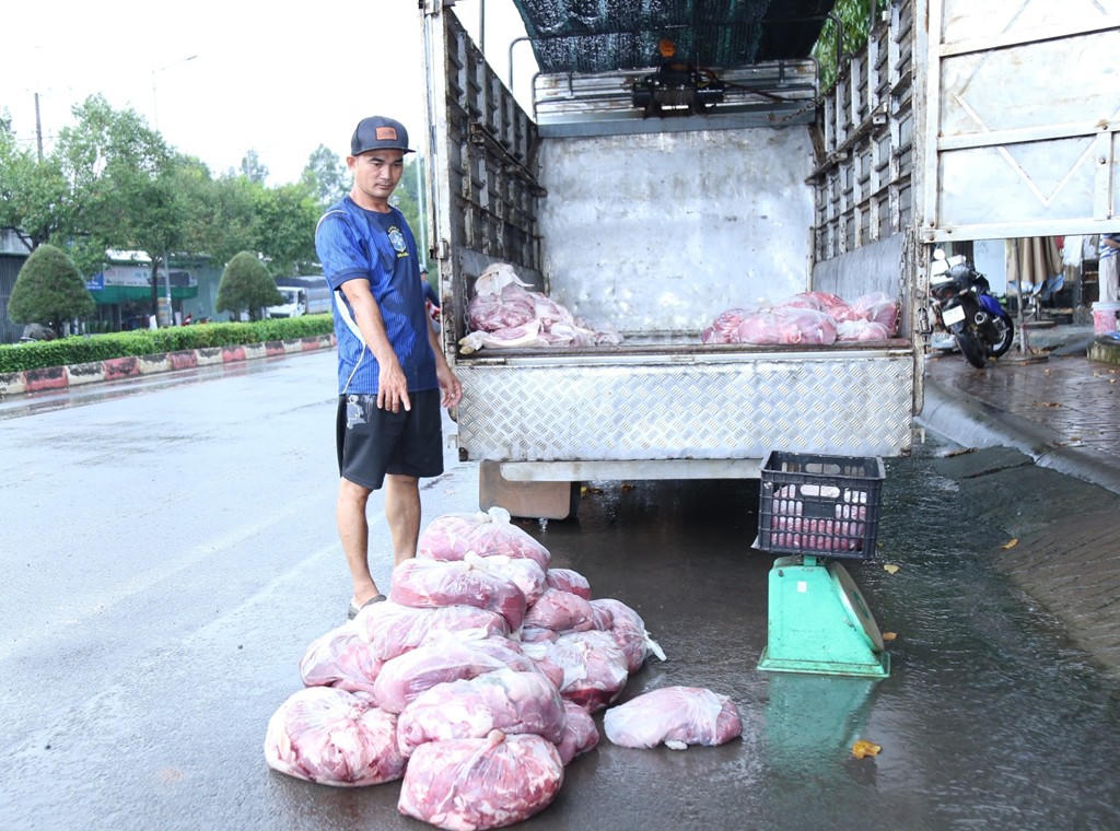 Đối tượng Trịnh Thanh L&acirc;m c&ugrave;ng tang vật. Ảnh: C&ocirc;ng an cung cấp.