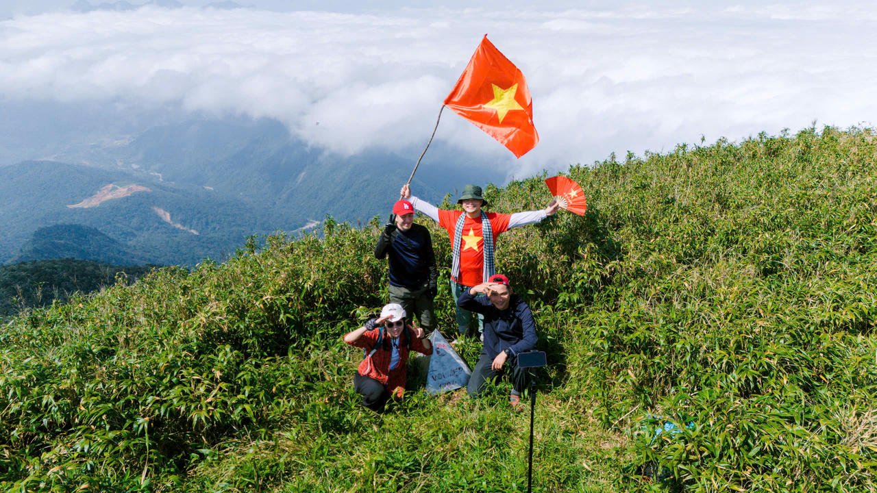 Du kh&aacute;ch trong h&agrave;nh tr&igrave;nh trekking Pa Thi&ecirc;n - Voi Mẹp chinh phục n&uacute;i rừng. (Ảnh: Minh Phương)