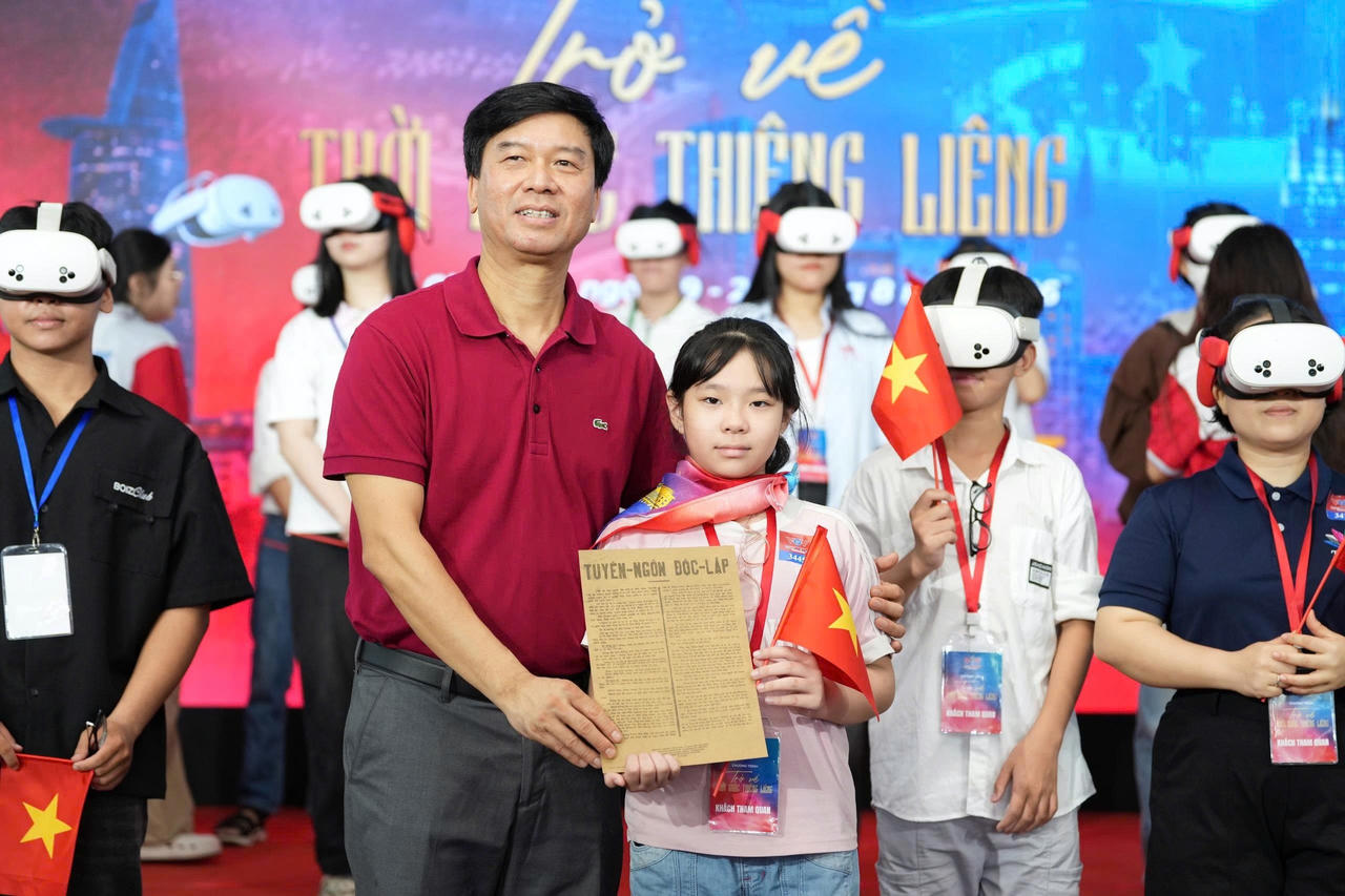 Người d&acirc;n tham gia trải nghiệm c&ograve;n được t&igrave;m hiểu lịch sử qua những trang b&aacute;o, kỷ vật (Ảnh: BTC).